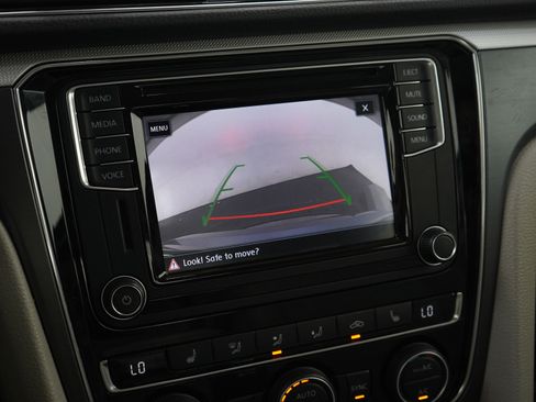 Used 2017 Volkswagen Passat 1.8T R-Line image 25