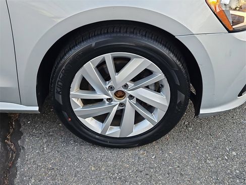 Used 2018 Volkswagen Passat 2.0T SE image 10