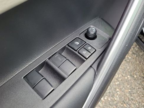 Used 2024 Toyota Corolla Cross L image 17