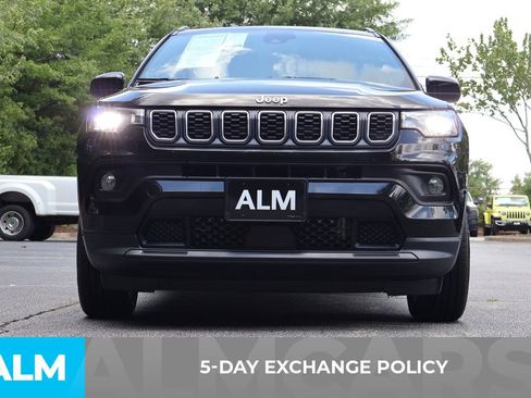 Used 2025 Jeep Compass Latitude AWD/4WD image 4