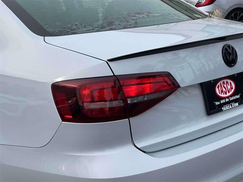 Used 2017 Volkswagen Jetta SE image 11