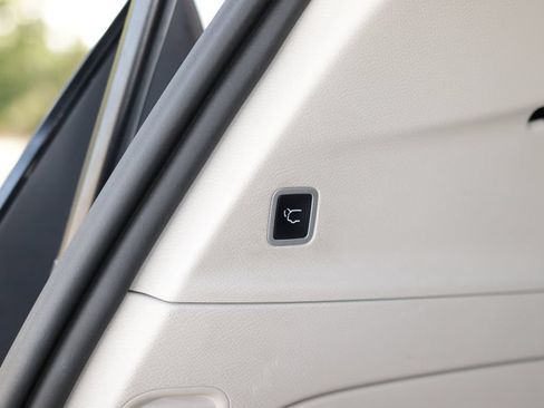 Used 2023 Chrysler Pacifica Touring-L FWD image 27