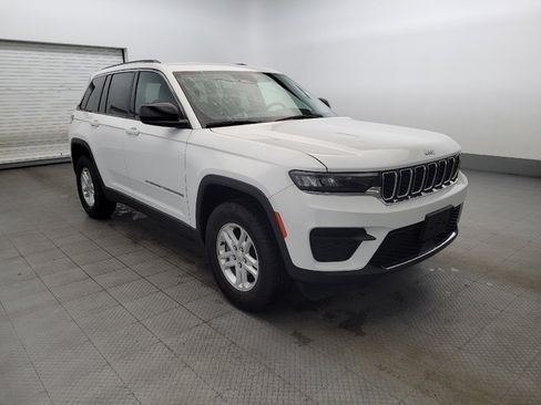 Used 2023 Jeep Grand Cherokee Laredo AWD/4WD image 13