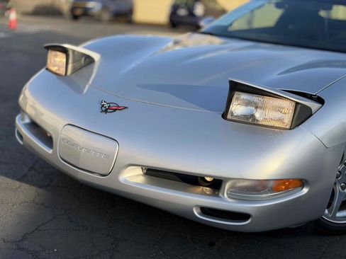 Used 2001 Chevrolet Corvette Convertible w/ Preferred Equipment Group2 RWD image 11