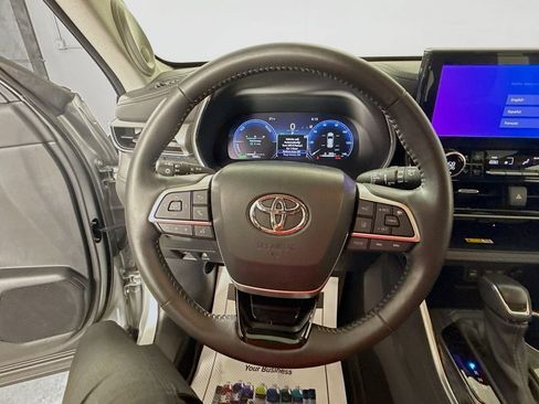 Certified 2024 Toyota Highlander Platinum AWD/4WD image 12