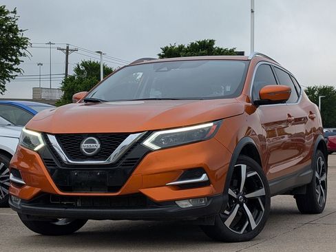 Used 2022 Nissan Rogue Sport SL w/ Premium Package image 2