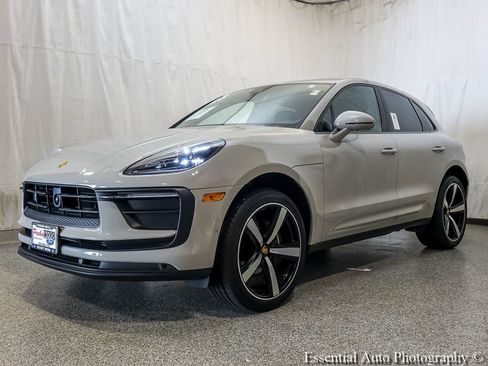 Used 2023 Porsche Macan AWD/4WD image 2