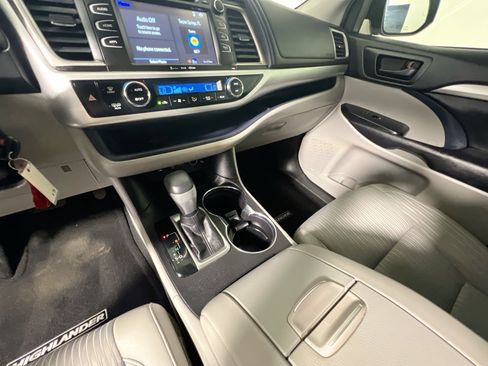 Used 2019 Toyota Highlander Plus FWD image 24