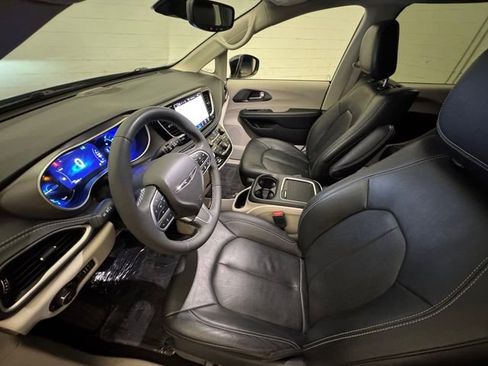 Used 2022 Chrysler Pacifica Touring-L w/ Uconnect Theater Family Group image 29