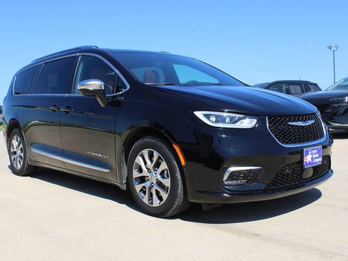 Used 2025 Chrysler Pacifica Pinnacle FWD image 3