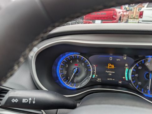 Used 2025 Chrysler Pacifica Select FWD image 29