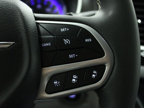 Used 2024 Chrysler Pacifica Touring-L FWD image 22