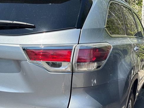 Used 2014 Toyota Highlander XLE image 12
