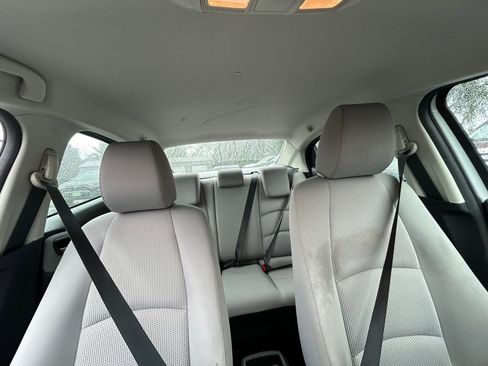 Used 2020 Toyota Yaris L image 28