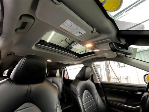Used 2022 Toyota Highlander XLE image 25