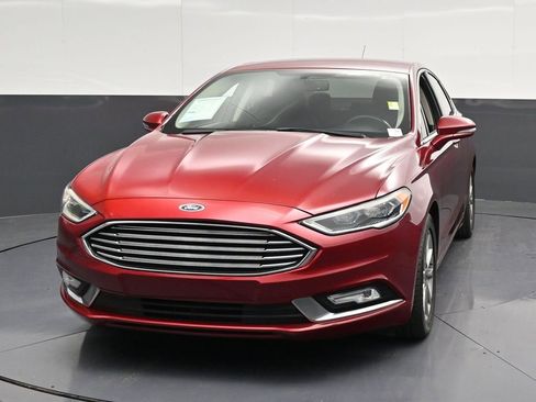 Used 2017 Ford Fusion SE w/ Fusion SE Technology Package FWD image 6
