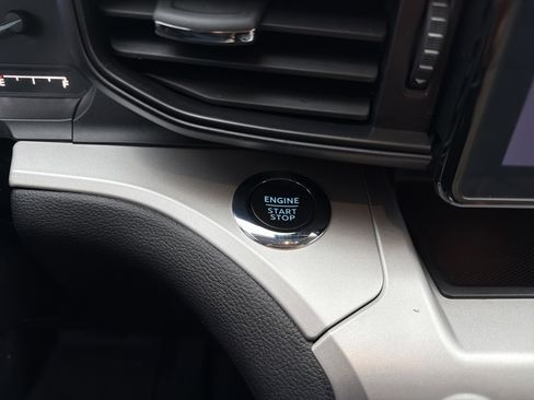 Used 2023 Ford Explorer XLT image 17