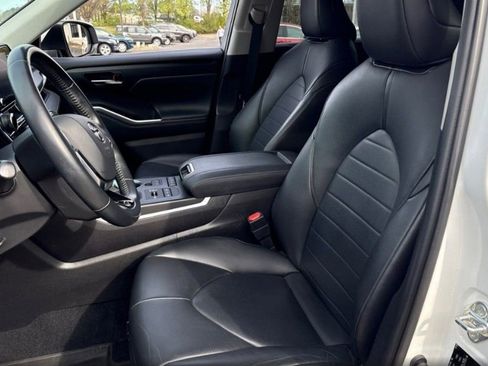 Used 2021 Toyota Highlander XLE image 11