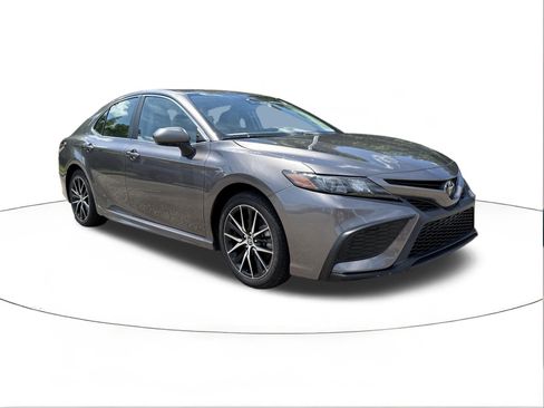 Used 2024 Toyota Camry SE FWD image 1