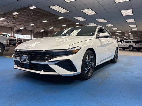 Used 2025 Hyundai Elantra SEL image 12