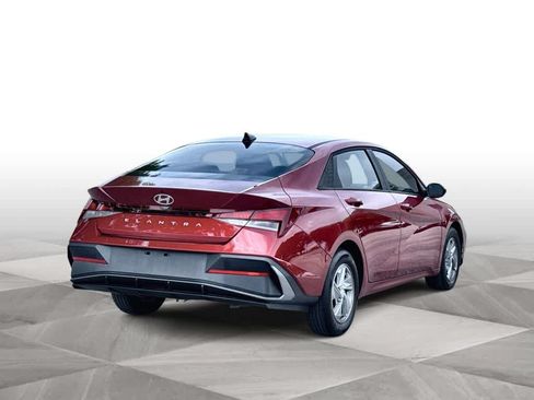 Used 2025 Hyundai Elantra SE FWD image 8
