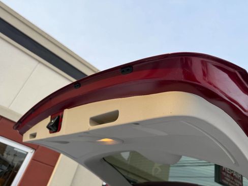 Used 2016 Chrysler Town & Country Touring w/ Driver Convenience Group image 10