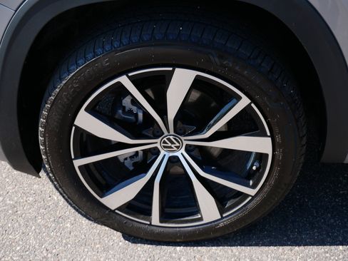 Certified 2025 Volkswagen Atlas SEL Premium R-Line AWD/4WD image 15