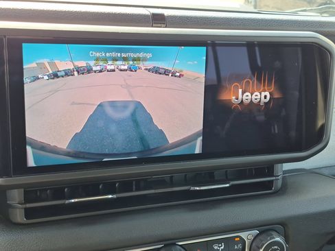 Used 2024 Jeep Wrangler Unlimited AWD/4WD image 19