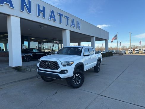 Used 2022 Toyota Tacoma TRD Off-Road image 2