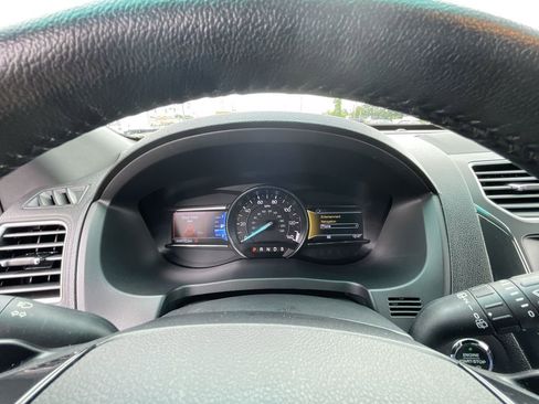 Used 2017 Ford Explorer XLT w/ Equipment Group 202A FWD image 12