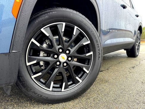 Used 2025 Chevrolet Traverse LT w/ Sun and Wheel Package image 2