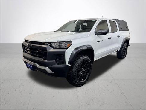 Used 2025 Chevrolet Colorado Trail Boss AWD/4WD image 2