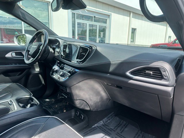 Used 2018 Chrysler Pacifica Limited w/ Advanced Safetytec Group FWD image 16
