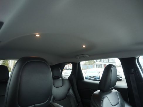 Used 2019 Jeep Cherokee Latitude Plus image 18