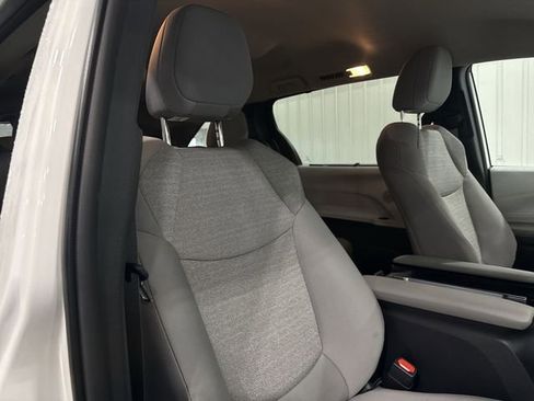 Used 2025 Toyota Sienna LE image 28