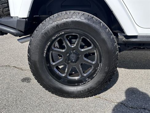 Used 2017 Jeep Wrangler Unlimited Sahara image 28