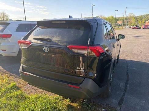 Used 2023 Toyota RAV4 XLE Premium image 10