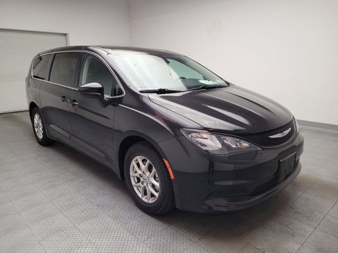 Used 2023 Chrysler Voyager LX FWD image 13