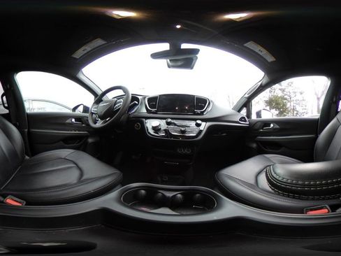 Used 2025 Chrysler Pacifica Select image 45