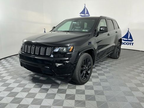 Used 2021 Jeep Grand Cherokee Laredo X image 3