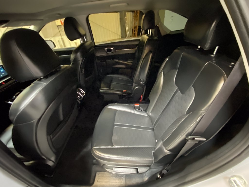 Used 2025 Kia Sorento EX w/ Panoramic Sunroof Package FWD image 24