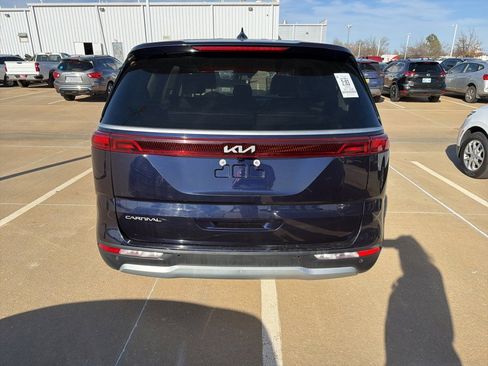 Used 2024 Kia Carnival LX image 5