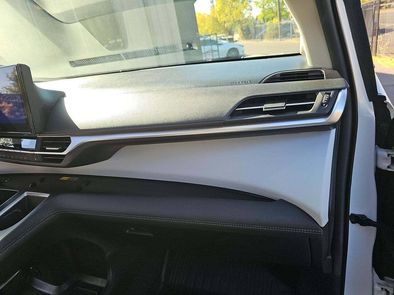 Used 2025 Toyota Sienna XLE w/ XLE Plus Package FWD image 13