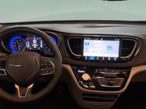 Used 2024 Chrysler Pacifica Touring-L FWD image 26