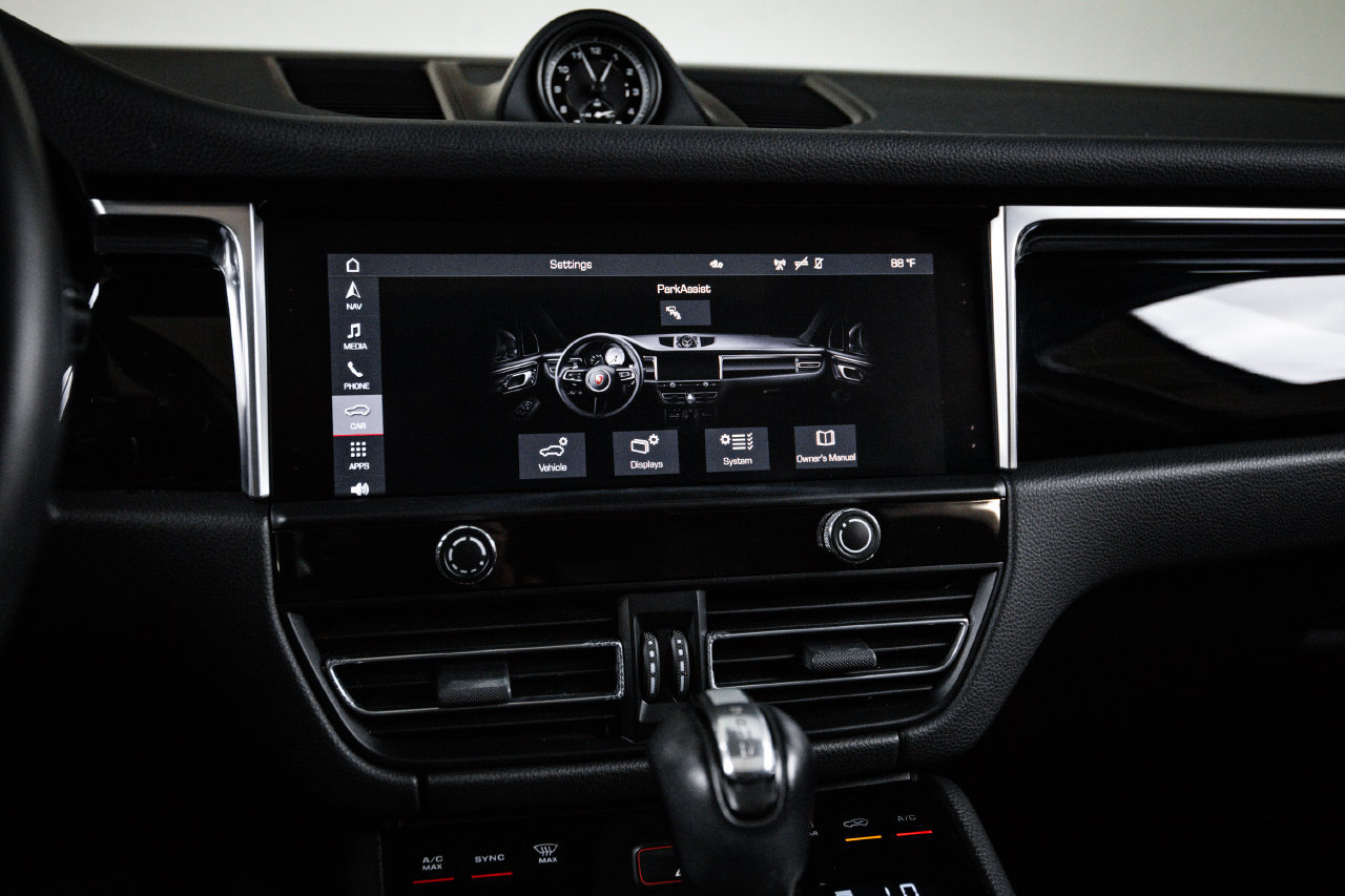 Certified 2023 Porsche Macan AWD/4WD image 18