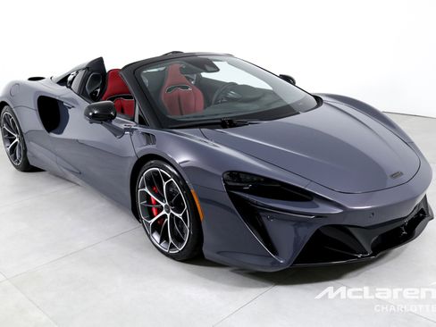 Used 2025 McLaren Artura Spider image 4