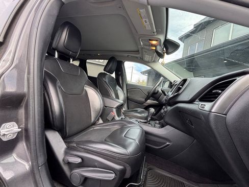 Used 2019 Jeep Cherokee Latitude Plus w/ Comfort/Convenience Group AWD/4WD image 18