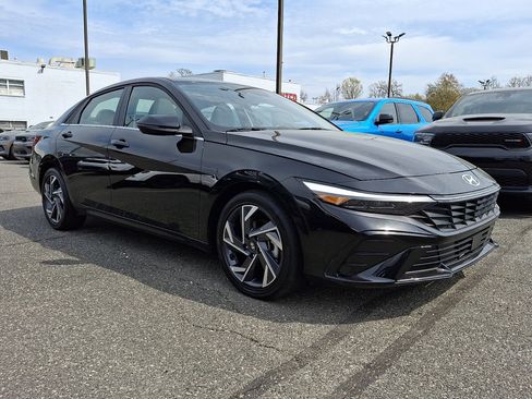 Used 2025 Hyundai Elantra Limited image 7