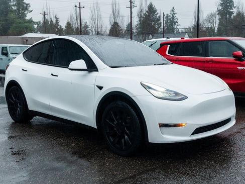Used 2023 Tesla Model Y Long Range image 1