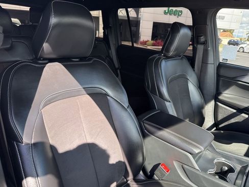 Used 2023 Jeep Grand Cherokee L Laredo image 11